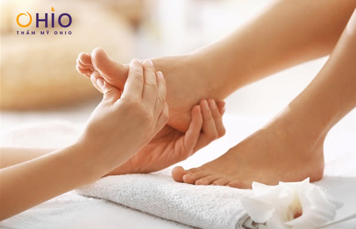 Massage chân hỗ trợ điều trị giãn mao mạch vùng đùi