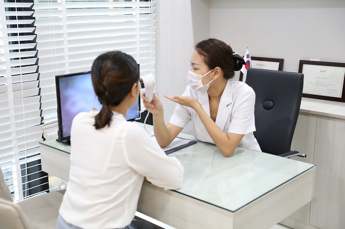 Chuyên gia thăm khám da để lên phác đồ điều trị cho khách hàng