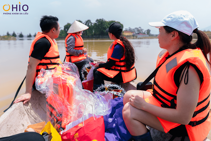 Đường di chuyển vào phải dùng thuyền bè